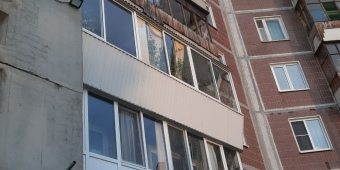 Наружная обшивка балкона выполнена сайдингом.